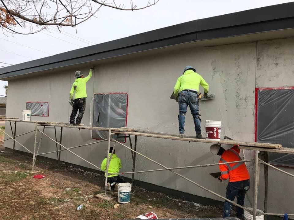 Stucco-Contractors-Applying_stucco